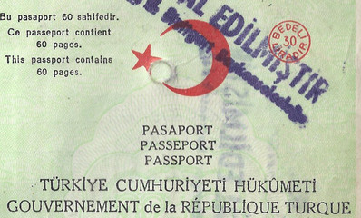 Detail aus einem türkischen Pass mit Mondstern und Stempeln