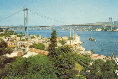 Blick auf Bosporus mit Bäumen und Hängebrücke