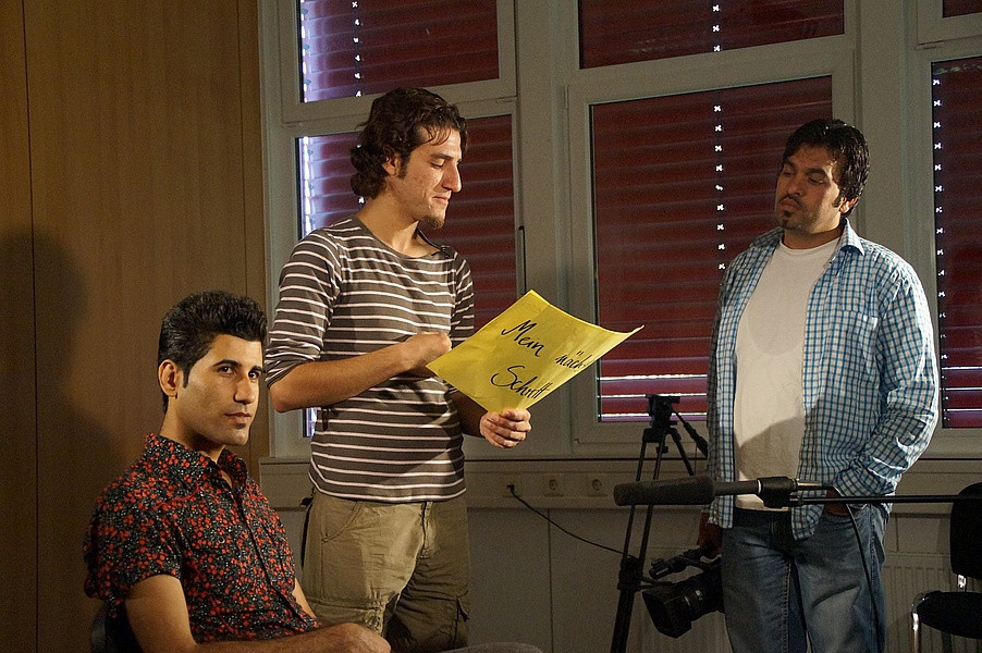 Junge Männer bei der Arbeit am Filmprojekt