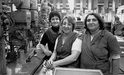 Drei türkische Frauen beim Arbeiten an einer Maschine