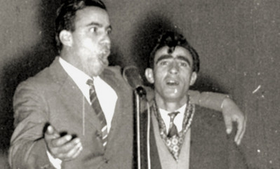 Zwei italienische Gastarbeiter singen am Mikrofon