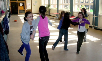 Mädchen tanzen im Flur der Schule.