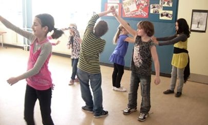 Kinder tanzen im Klassenzimmer.