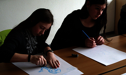 Schülerinnen beim Zeichnen