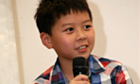 Junge mit Mikrofon