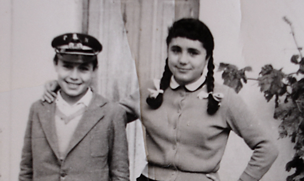 Jannis Stefanakis mit seiner Schwester