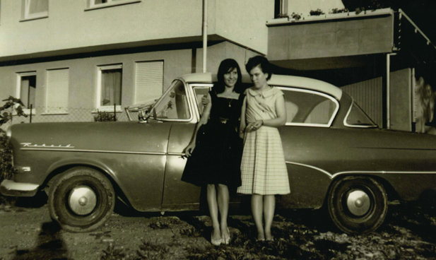 Zwei Frauen vor einem Auto