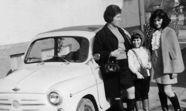 Die Frauen der Familie vor dem Auto