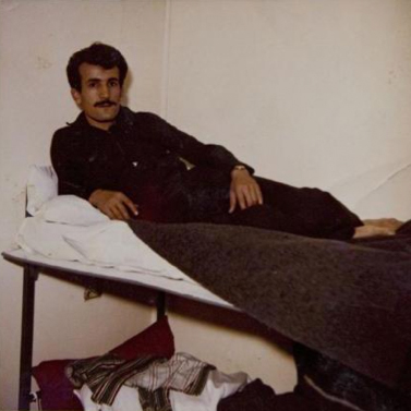 Ismael Bahadir auf seinem Bett im Wohnheim