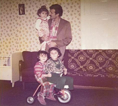 Ismael Bahadir mit seinen drei Töchtern im Wohnzimmer
