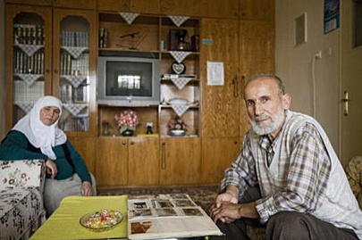 Ismael Bahadir mit seiner Frau im heutigen Wohnzimmer