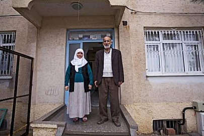 Ismael Bahadir mit seiner Frau im heutigen Wohnzimmer