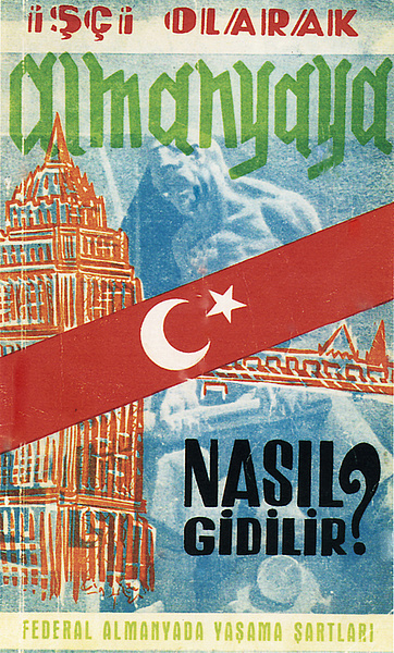 Illustrativer Titel mit Abbildung eines Hochhauses, eines Krans sowie eines Arbeiters. Im Vordergrund die türkische Flagge.