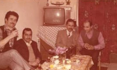 Gastarbeiter sitzen am Tisch im Wohnheim