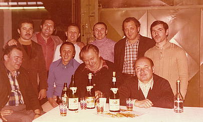 Deutsche und Türkische Kollegen beim Feiern am Tisch