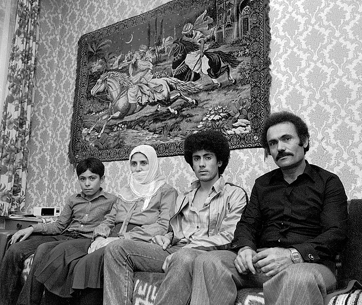 Vierköpfige türkische Familie im Wohnzimmer